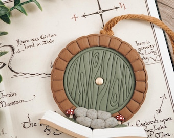 Ornamento fatto a mano in pasta polimerica a forma di porta Hobbit e decorazione per libreria - Regalo per amanti dei libri, ispirato al Signore degli Anelli, decorazione per topi di biblioteca