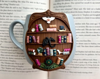 Tazza Fantasy Bookshelf – Tazza in argilla polimerica per amanti dei libri, porta Hobbit, drago, regalo ispirato al Signore degli Anelli