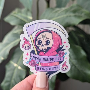 Mort à l'intérieur mais toujours mignon, autocollants effrayants pour Halloween, cadeaux gothiques pour elle, autocollants squelette pour bouteille d'eau, autocollant santé mentale pour