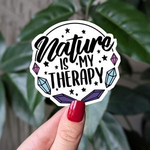 Autocollant La nature est ma thérapie, design en cristal, autocollants de santé mentale pour ordinateur portable, cadeau de plein air pour les amoureux de la nature, autocollants spirituels pour