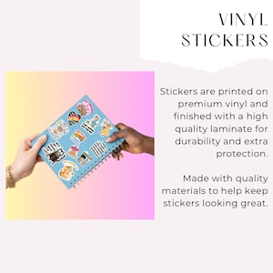 Pode incluir: Um caderno azul em espiral coberto por autocolantes de vinil coloridos, segurado por duas m&atilde;os contra um fundo gradiente rosa e amarelo. Os autocolantes apresentam v&aacute;rios desenhos, incluindo gatos e texto. O texto "VINYL STICKERS" est&aacute; no topo.