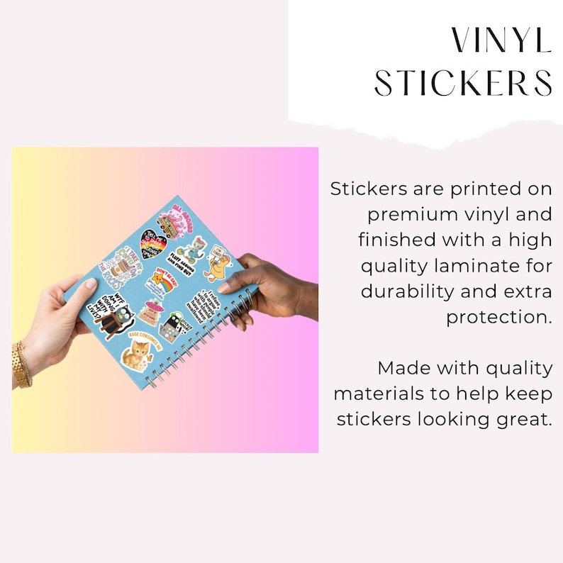 Pode incluir: Um caderno azul em espiral coberto por autocolantes de vinil coloridos, segurado por duas m&atilde;os contra um fundo gradiente rosa e amarelo. Os autocolantes apresentam v&aacute;rios desenhos, incluindo gatos e texto. O texto "VINYL STICKERS" est&aacute; no topo.