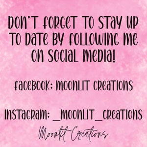 Op de afbeelding: Een roze achtergrond met zwarte tekst: "VERGEET NIET OP DE HOOGTE TE BLIJVEN DOOR MIJ TE VOLGEN OP SOCIAL MEDIA!" en social media handles voor Facebook en Instagram: MOONLIT Creations.
