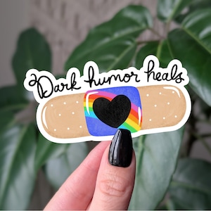 Adesivo de humor negro cura, adesivo engraçado de saúde mental, adesivo de bandagem, coração de arco-íris, adesivo de garrafa de água