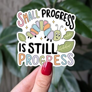 Sticker Small Progress is Still Progress, Sticker chenille motivant en vinyle mignon pour bouteilles d'eau, ordinateurs portables, journaux