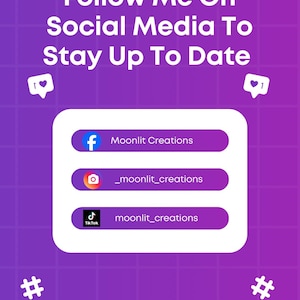 Pode incluir: Gr&aacute;fico de gradiente roxo com o texto "Follow Me On Social Media To Stay Up To Date." Inclui &iacute;cones de m&iacute;dia social para Facebook, Instagram e TikTok, cada um com o identificador "moonlit_creations."