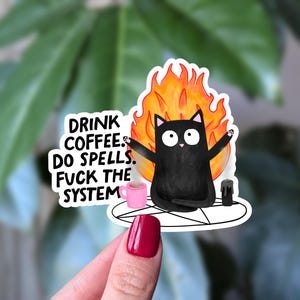 Sticker chat sorcière, boire du café, épeler le système, autocollant drôle en vinyle pour ordinateur portable, journal, bouteille d'eau, autocollant rebelle drôle