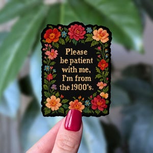 Adesivo "Por favor, seja paciente, sou dos anos 1900", adesivo de humor vintage, adesivo estético floral, presente infantil dos anos 90, adesivo estético retrô