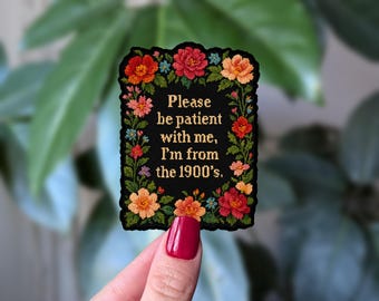 Por favor, tenha paciência, sou dos anos 1900 - Adesivo, Adesivo de Humor Vintage, Adesivo com Estética Floral, Presente para Criança dos Anos 90, Adesivo com Estética Retrô
