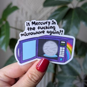 Naklejka Merkury retrogradacyjny, Zabawna naklejka astrologiczna, Czarownicza naklejka winylowa, Humor astrologiczny mikrofalowy, Duchowy prezent dla astrologów czarownic