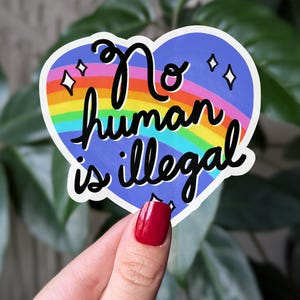 Aucun humain n'est autocollant illégal, autocollant en vinyle coeur lgbtq+ pride, autocollant droits de l'immigration, autocollant vinyle droits de l'homme
