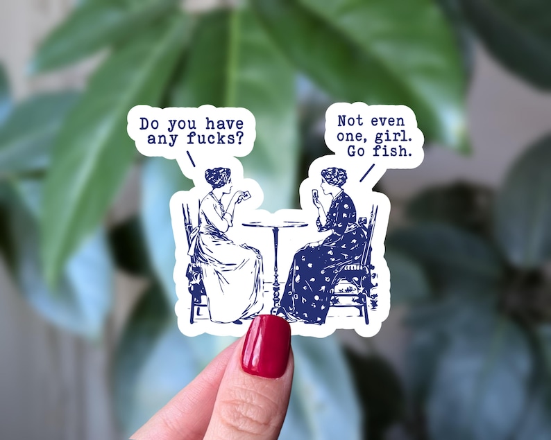 Pode incluir: Um adesivo com uma ilustra&ccedil;&atilde;o em estilo vintage de duas mulheres sentadas a uma mesa. Uma mulher pergunta: "Voc&ecirc; tem algum foda-se?" A outra responde: "Nem um, garota. V&aacute; pescar."