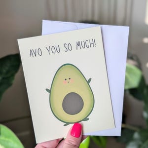 Avo You So Much, carte de voeux avocat, carte de jeu de mots amour mignon, carte d'anniversaire drôle ou juste parce que, carte mignon amour d'avocat, carte dessinée à la main