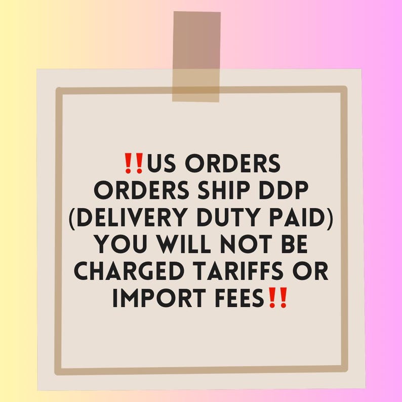 Może przedstawiać: Beżowy kwadrat z brązową obw&oacute;dką jest przyklejony do gradientowego tła. Tekst na kwadracie brzmi: "!!US ORDERS ORDERS SHIP DDP (DELIVERY DUTY PAID) YOU WILL NOT BE CHARGED TARIFFS OR IMPORT FEES!!"