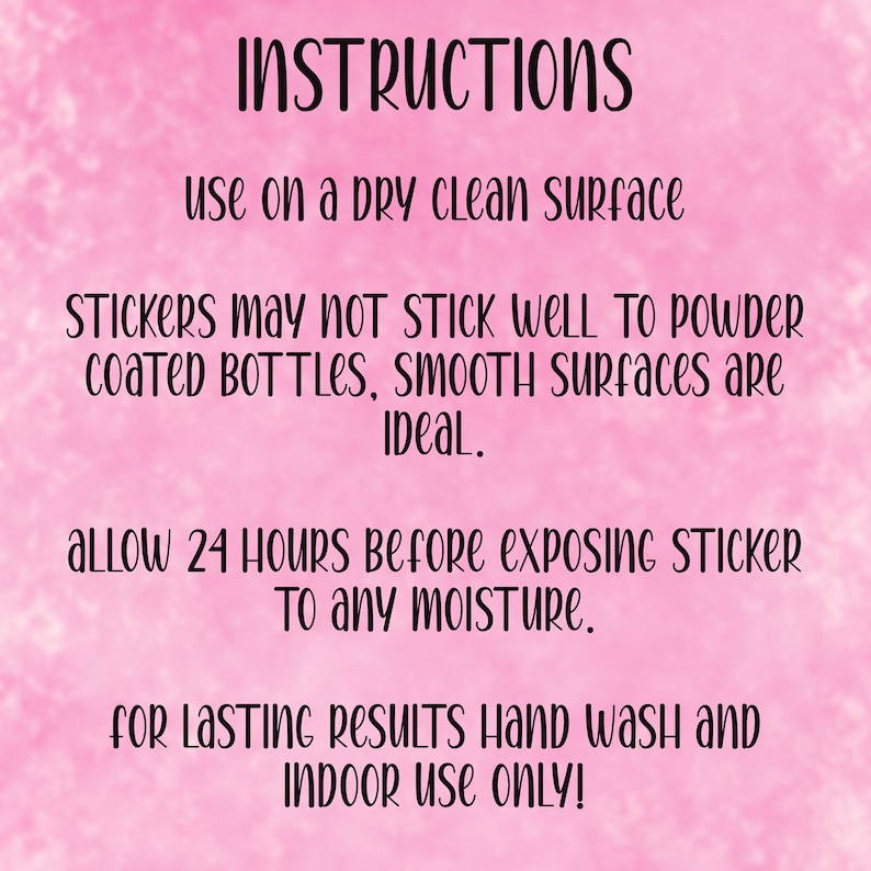 Puede incluir: Fondo rosa con instrucciones en texto blanco para aplicar pegatinas. El texto dice: INSTRUCCIONES, usar en una superficie limpia y seca, LAS PEGATINAS PUEDEN NO ADHERIRSE BIEN A LAS BOTELLAS RECUBIERTAS DE POLVO, las superficies lisas son ideales., dejar secar 24 horas antes de exponer la PEGATINA a la humedad., para resultados duraderos, lavar a mano y USO EN INTERIORES SOLAMENTE!