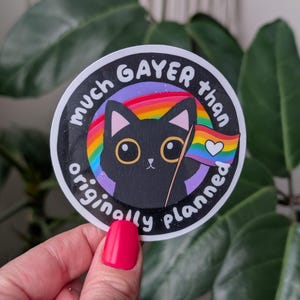 veel vrolijker dan oorspronkelijk gepland, gay pride-stickers voor waterfles grappig, regenboogcadeau voor vrouwen, lqbtq-merchandise, stickers van bondgenoot voor haar