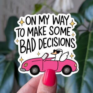 Pegatina "De camino a tomar malas decisiones", pegatina de vinilo rosa para coche, pegatinas de humor negro para botellas de agua, pegatinas para ordenador portátil