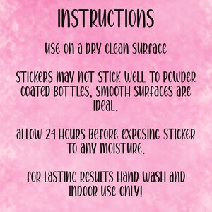 Op de afbeelding: Roze achtergrond met zwarte tekst met instructies voor stickers. De tekst adviseert gebruik op een droog, schoon oppervlak en 24 uur wachten voor blootstelling aan vocht. Handwas wordt ook vermeld.
