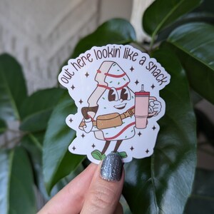 Ressemblant à un autocollant pour une collation, à un gâteau de sapin de Noël, à des autocollants de Noël amusants pour des gobelets, à des autocollants de vacances pour ordinateur portable, à un joli cadeau pour