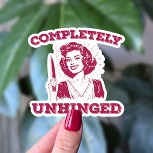 Sticker complètement décoiffé, vinyle autocollant drôle d'humour noir, femme style vintage avec couteau, femme au foyer rétro, autocollant sarcastique pour ordinateur portable