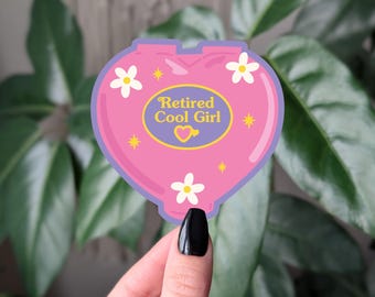 Adesivo "Garota Descolada Aposentada", Nostalgia dos Anos 90, Humor Millennial, Adesivo Fofo e Divertido para Laptops, Garrafas de Água, Cadernos