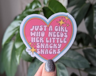 Adesivo "Só uma menina que precisa de seus pequenos lanches", presente gastronômico, presente engraçado para amiga, adesivo estético de coração, adesivo fofo para meninas