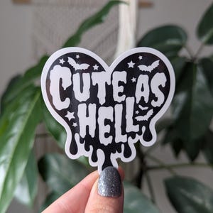 Sticker mignon comme l'enfer, sticker coeur noir pour ordinateur portable, cadeaux gothiques pour emo, couleur préférée noir, sticker foncé pour étui de téléphone, produit Halloween