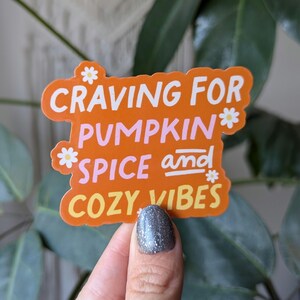 Autocollant citrouille épicée pour ordinateur portable, cadeaux d'automne pour les amoureux de l'automne, autocollants effrayants pour Halloween, décorations de panier, cadeau pour amateur de café