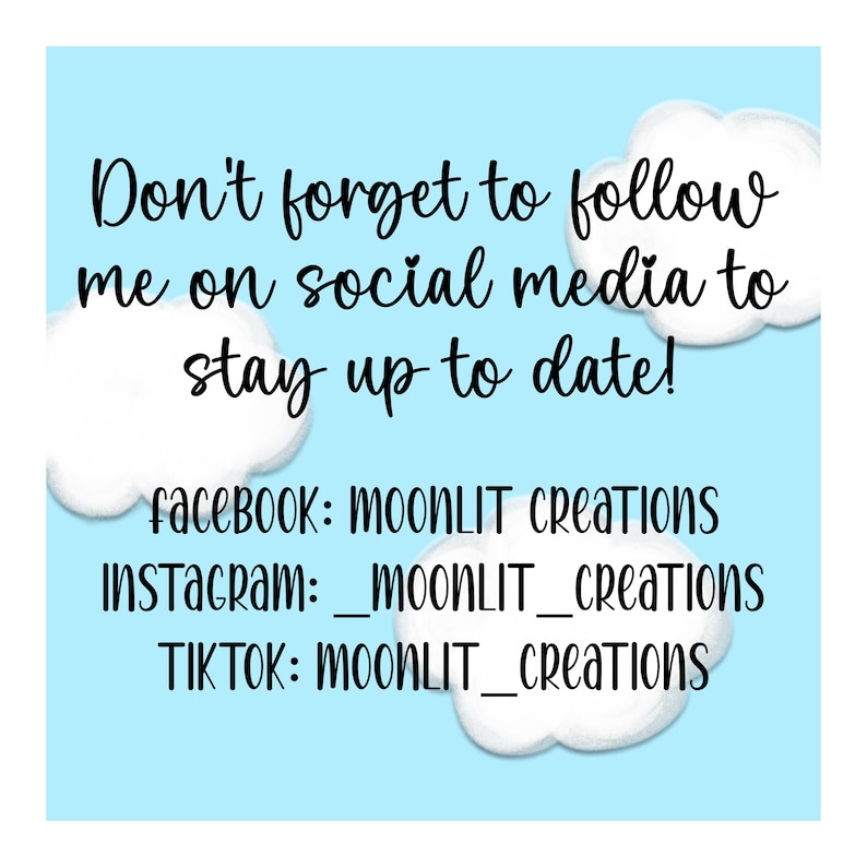 Pu&ograve; includere: Una grafica blu e bianca con nuvole e il testo "Non dimenticare di seguirmi sui social media per rimanere aggiornato!" La grafica include anche le maniglie dei social media per Facebook, Instagram e TikTok: MOONLIT Creations, _moonLIT_Creations e MOONLIT_creations.