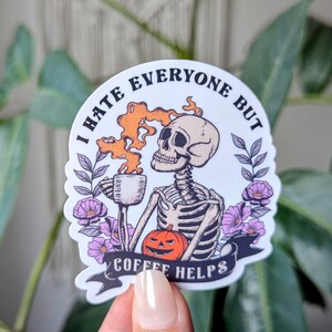 Ik haat iedereen, maar koffie helpt, grappige koffiestickers voor bekers, snarky stickers voor kindle, pittige cadeaus voor Halloween-liefhebber, skelet