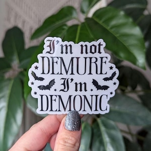 Ik ben niet ingetogen, ik ben demonisch, grappige stickers voor laptop, trendy stickers voor telefoonhoesje, stickers met donkere humor, vleermuissticker, duivel-gothcadeaus