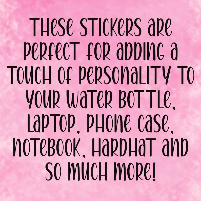 Puede incluir: Fondo rosa con texto negro que dice: ESTAS PEGATINAS son perfectas para agregar un TOQUE de PERSONALIDAD A TU BOTELLA DE AGUA, computadora port&aacute;til, funda de tel&eacute;fono, cuaderno, casco y MUCHO M&Aacute;S!