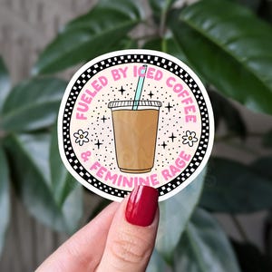 Alimenté par le café glacé et l'autocollant de rage féminine, autocollant en vinyle drôle d'amant de café, autocollants féministes pour ordinateur portable, cadeau pour les accros du café