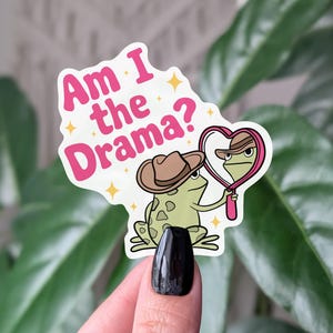 Suis-je l'autocollant de grenouille dramatique, autocollant mignon de grenouille de cowboy en vinyle pour ordinateurs portables, cadeau amusant pour les amateurs de grenouille, autocollant mignon pour bouteille d'eau