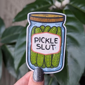Sticker salope cornichon drôle, sticker bocal de cornichons pour ordinateurs portables, cadeau gourmand pour les amateurs de cornichons, sticker vinyle unique