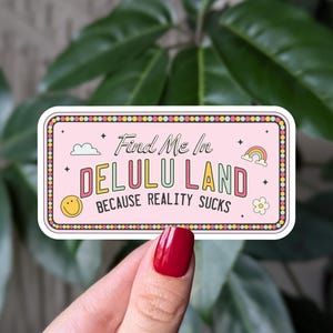 Fein mich in delulu Land Aufkleber, lustiger Vinyl Aufkleber, Retro ästhetischer Aufkleber für Laptops, relatable Aufkleber für Wasserflasche, lustiges Geschenk