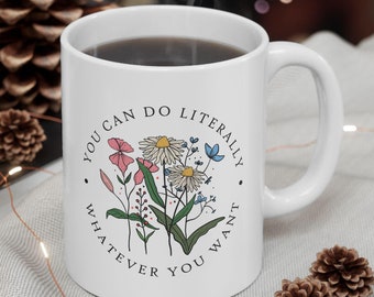 Może przedstawiać: Biały kubek ceramiczny z czarnym uchwytem. Kubek ma kwiatowy wzór i napis "You can do literally whatever you want".