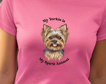 Op de afbeelding: Een roze T-shirt met een afbeelding van een Yorkshire Terrier hond. De tekst op het shirt luidt "My Yorkie is My Spirit Animal."