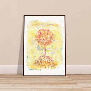 Könnte beinhalten: Ein Aquarellbild eines Baumes mit einer rosa-orangenen Krone und braunen Wurzeln. Der Hintergrund ist ein gelbes und grünes abstraktes Design.