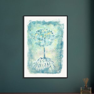 Peut inclure: Une peinture à l'aquarelle d'un arbre avec des feuilles bleues et vertes et un tronc bleu clair. L'arbre est enraciné dans le sol et les racines sont visibles. L'arrière-plan est une lavis d'aquarelle bleu clair et vert.