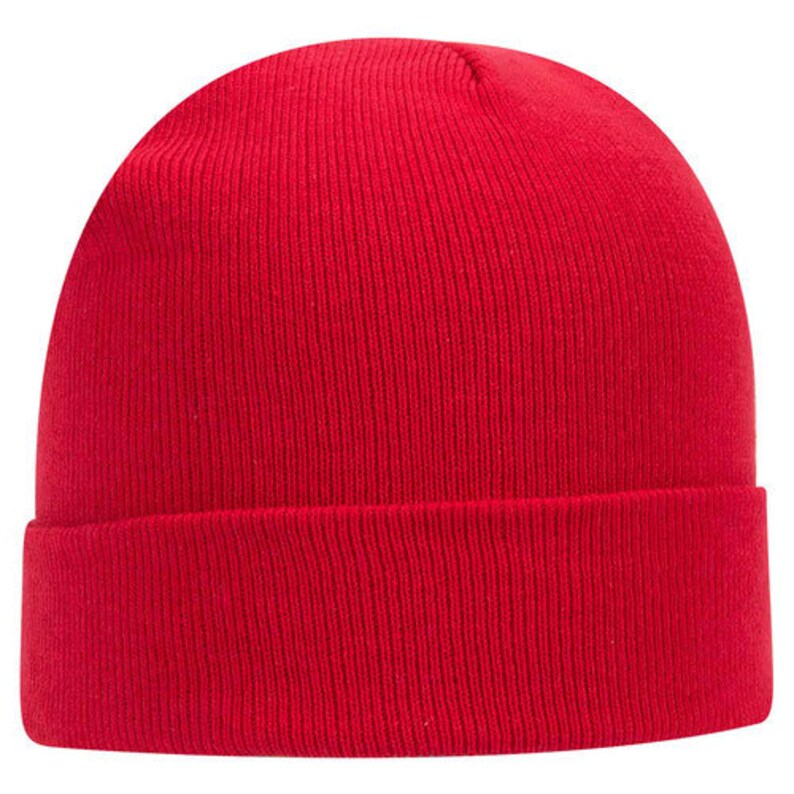 Op de afbeelding: Een effen rode beanie-muts met een omgeslagen rand. De muts is gemaakt van geribbelde gebreide stof. De beanie is een winteraccessoire, geschikt voor koud weer.