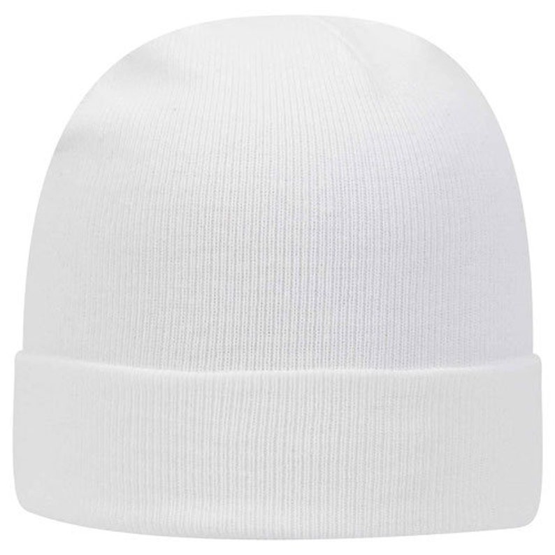 Op de afbeelding: Een effen witte beanie-muts met een omgeslagen rand. De muts is gemaakt van een gebreid materiaal en heeft een eenvoudig, klassiek ontwerp. De muts is neutraal van kleur en kan door iedereen gedragen worden.