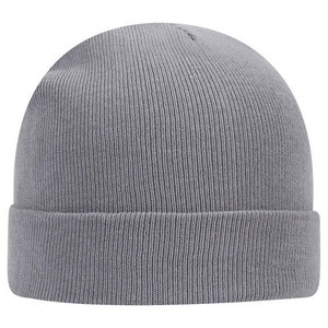 Op de afbeelding: Een grijze beanie-muts met een omgeslagen rand. De muts is gemaakt van een geribbelde gebreide stof. De beanie is effen van kleur en geschikt voor koud weer.
