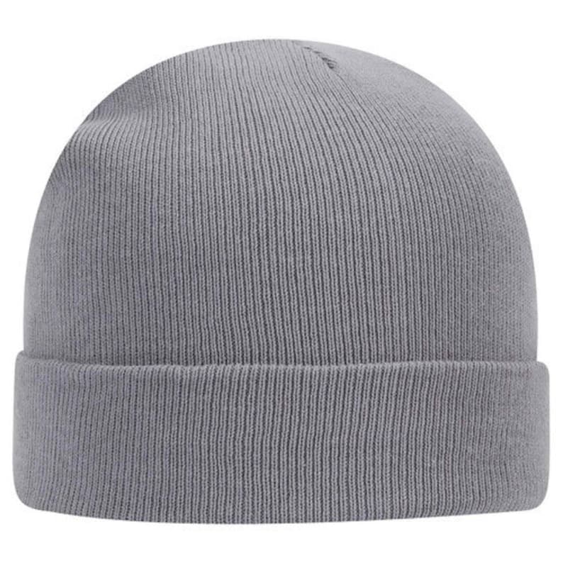 Op de afbeelding: Een grijze beanie-muts met een omgeslagen rand. De muts is gemaakt van een geribbelde gebreide stof. De beanie is effen van kleur en geschikt voor koud weer.