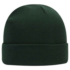 Op de afbeelding: Donkergroene gebreide muts met een omgeslagen rand. De hoed is gemaakt van een geribbelde gebreide stof. Deze wintermuts is een veelzijdig accessoire voor koud weer.