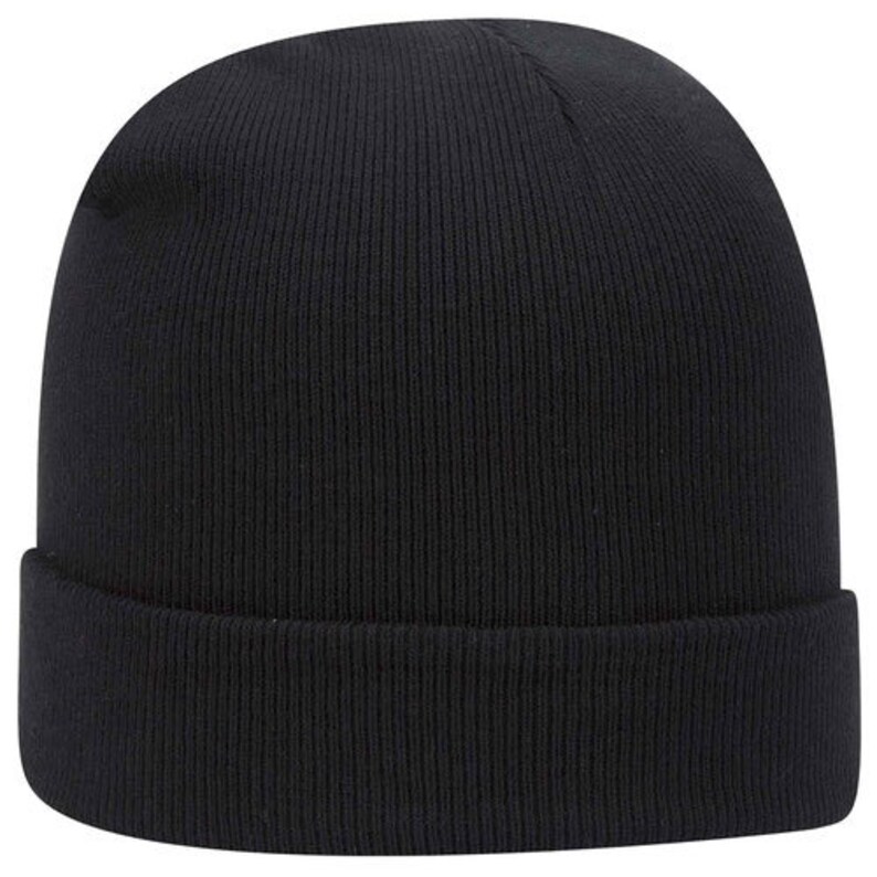 Op de afbeelding: Een effen zwarte beanie-muts met een omgeslagen rand. De hoed is gemaakt van een geribbelde gebreide stof. Deze wintermuts is een veelzijdig accessoire voor koud weer.