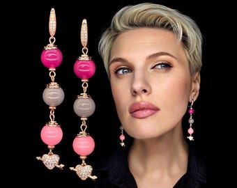 Pendientes de corazón: corazón de circonita cúbica con flecha, cuentas marrones y rosas, colgante extra largo de oro rosa.