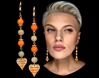Pendientes de corazón: corazón de esmalte a rayas naranjas, cuentas neón y colgante dorado extra largo.