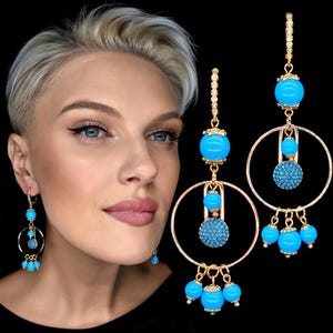 Lange goldfarbene Chandelier-Ohrringe mit türkisfarbenen Perlen und hellblauen Zirkonia-Anhängern
