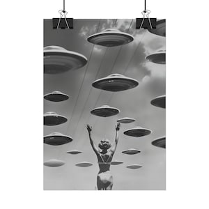 Retro UFO Art Photography Poster Print Aesthetic UFO Surreal Print Flying Saucer Sci Fi Decor 1950&#39;s UFO Sighting Atomic Age Rolled Posters